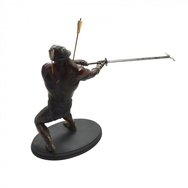 Статуэтка THE LORD OF THE RINGS: Uruk-Hai Berserker Statue 1:6 Статуэтка THE LORD OF THE RINGS: Uruk-Hai Berserker Statue 1:6