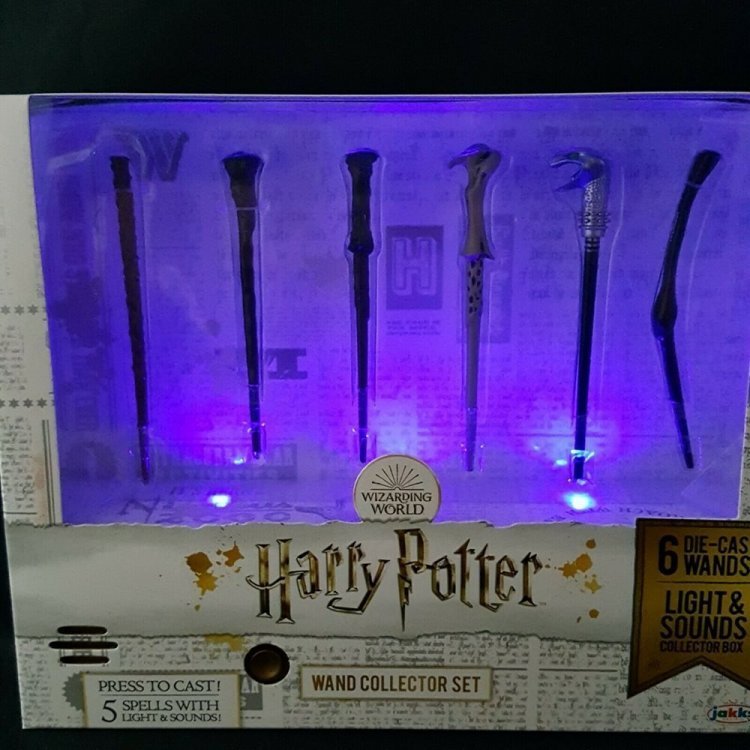 Harry Potter LIGHT and SOUND Wand Collector Set Гаррі Поттер Набір паличок зі звуком і світлом
