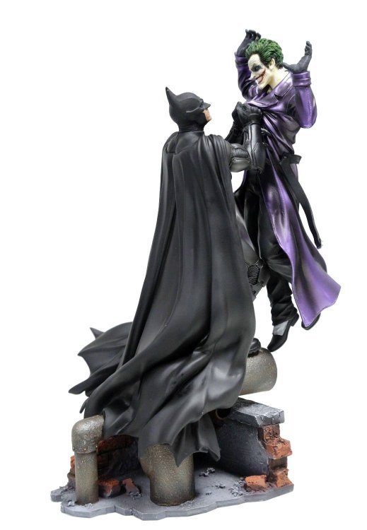 Статуэтка - Batman vs Joker: Arkham Origins Collectors Edition Statue Статуэтка - Batman vs Joker: Arkham Origins Collectors Edition Statue