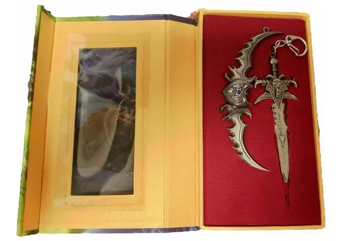 Набір моделей зброї World of Warcraft: Warglaive of Azzinoth VS Frostmourne