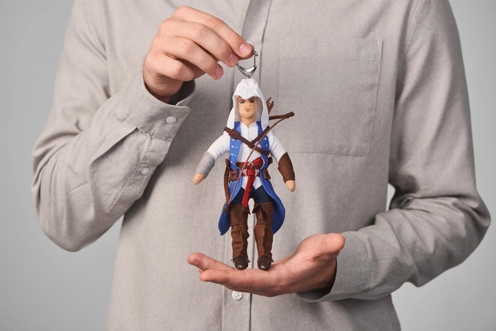 Брелок WP Merchandise плюшевий ASSASSINS CREED Ratonhnhaké: ton 20 см.