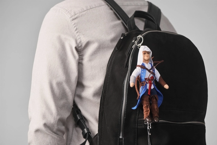 Брелок WP Merchandise плюшевий ASSASSINS CREED Ratonhnhaké: ton 20 см.